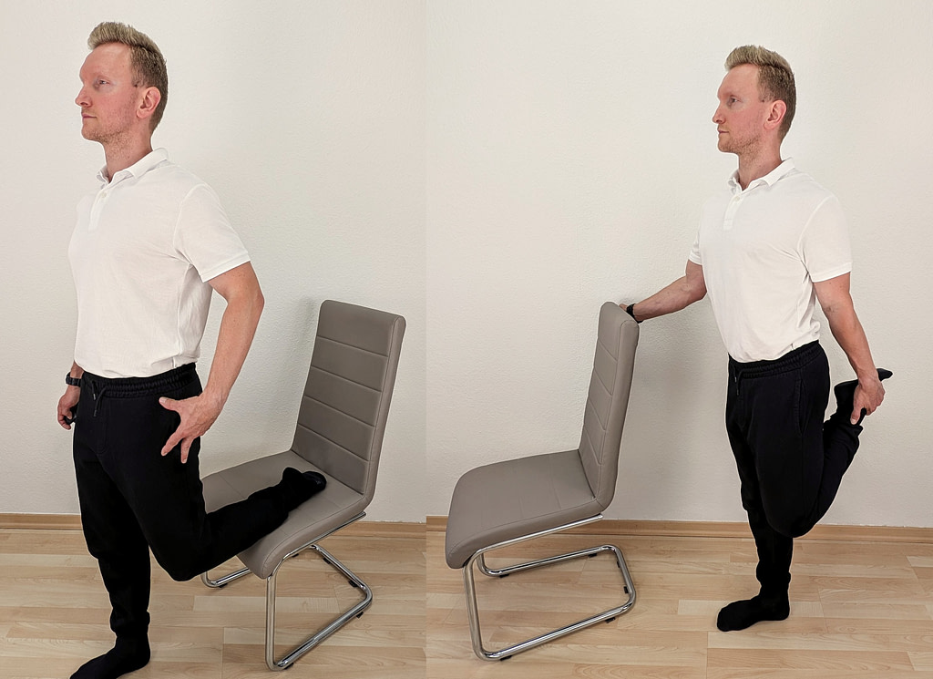 Rückenschmerzen, ISG Schmerz: Dehnung Hüftbeuger - Denny steht aufrecht, ein Stuhl steht hinter ihm. Denny legt seinen linken Fuß auf den Stuhl hinter sich. Daneben ist ein zweites Bild angefügt, wo Denny sich mit der rechten Hand an einer Stuhllehne festhält. Mit der linken Hand hält er seinen linken Fuß hinter seinem Po fest.