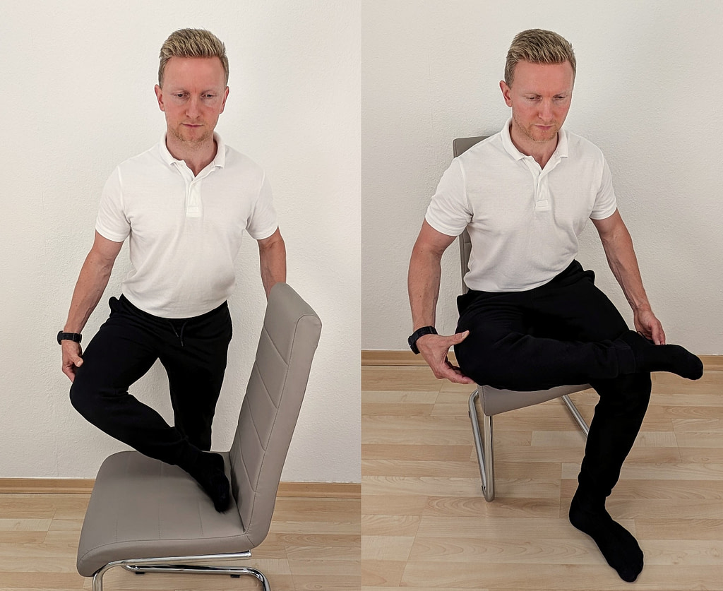Rückenschmerzen, ISG Schmerz: Mobilisation Iliosakralgelenk - Denny steht aufrecht, ein Stuhl vor ihm. Sein rechter Fuß steht auf einem Stuhl. Das rechte Knie ist nach rechts abgelegt. Sein Oberkörper leicht vorgeneigt. Daneben ist ein zweites Bild angefügt. Darauf sitzt Denny auf dem Stuhl und hat seinen rechten Fuß auf dem linken Knie abgelegt und das rechte Knie nach rechts abgelegt.