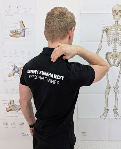 Triggerpunkt Test: Mit 2-3 Fingern am Trapezmuskel drücken.