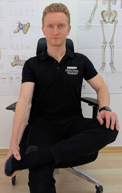 ISG Dehnung: Sitzend einen Fuß auf das andere Knie stellen und das Knie langsam Richtung Boden drücken.