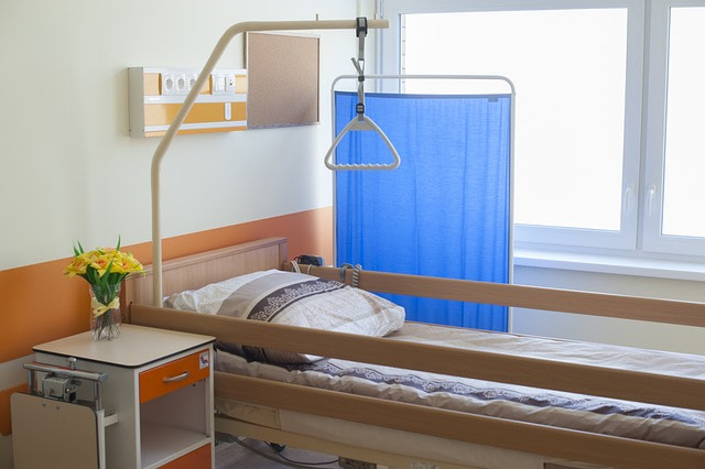 Rückenschmerzen in der Pflege: Ein leeres Bett in einem Krankenhaus.