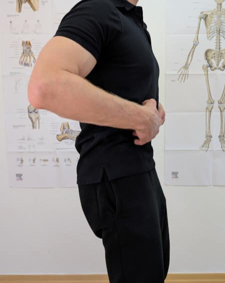 Ist ein Hohlkreuz schlimm - Becken nach hinten kippen, um den Rücken zu entlasten.