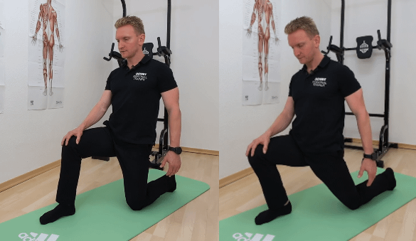 Hohlkreuz Selbsttest - Hüftbeuger dehnen: Denny steht im Ausfallschritt und schiebt die Hüfte nach vorn.