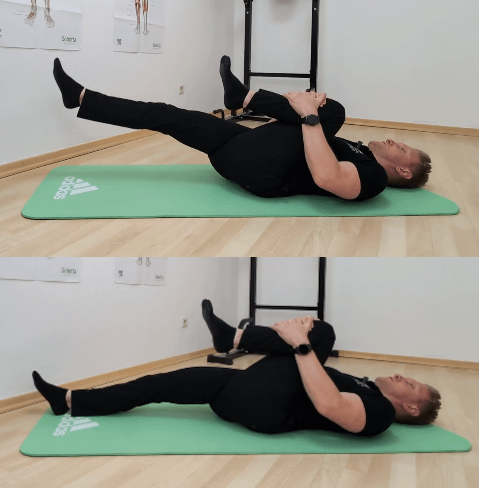 Hüftbeuger-Spannungstest: Denny liegt in Rückenlage auf dem Boden: Von einem Bein das Knie zur Brust ziehen. Im oberen Bild hebt sich das andere Bein vom Boden ab = hohe Spannung auf Hüftbeuger. Im unteren Bein liegt das andere Bein am Boden = entspannter Hüftbeuger.