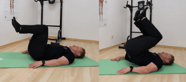 Hohlkreuz dicker Bauch: Reverse Crunches: Denny liegt auf dem Rücken. Beide Beine sind angewinkelt, Füße in der Luft. Denny hebt sein Becken nach oben.