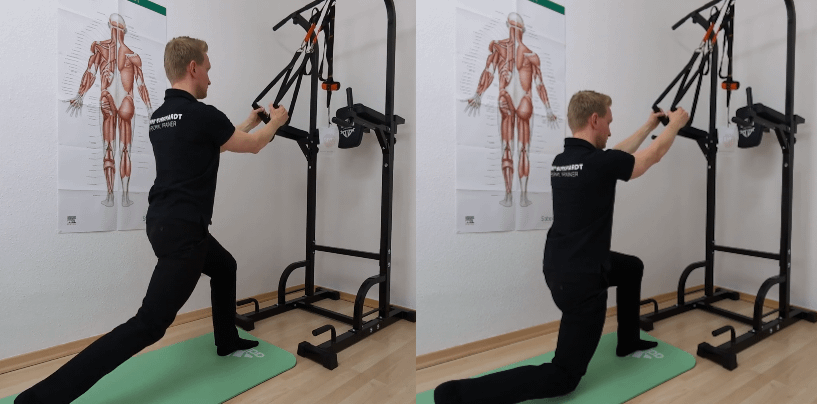 Denny steht im Ausfallschritt. Er hält die Enden eines Sling-Trainers in den Händen. Aus dem Ausfallschritt geht Denny mit dem Knie des hinteren Beines nach unten, Richtung Boden.