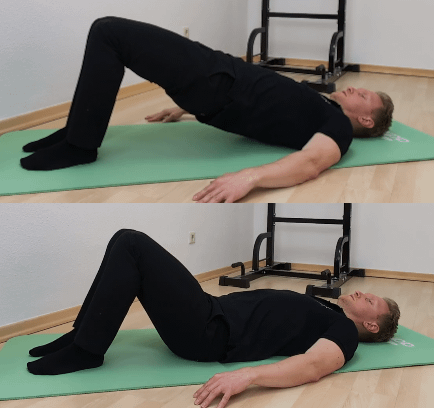 Übungen gegen Hohlkreuz: Denny liegt auf dem Rücken. Beine sind angewinkelt, Füße stehen flach hüftbreit auf dem Boden. Im oberen Bild ist die Hüfte angehoben. Im unteren Bild liegt der Po am Boden.