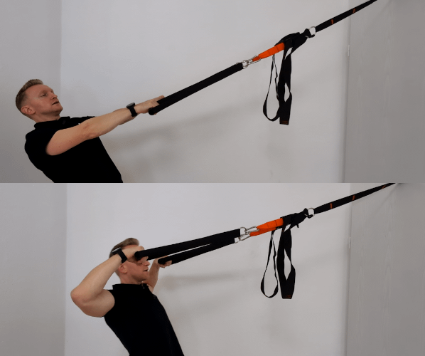 Bankdrücken Hohlkreuz: Denny steht an einem Sling Trainer einmal mit gestreckten Armen und einmal mit den Händen neben dem Gesicht rangezogen.